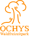 Orangenes Logo mit stilisiertem Baum und zwei Figuren sowie Schriftzug Ochys Waldfreizeitpark